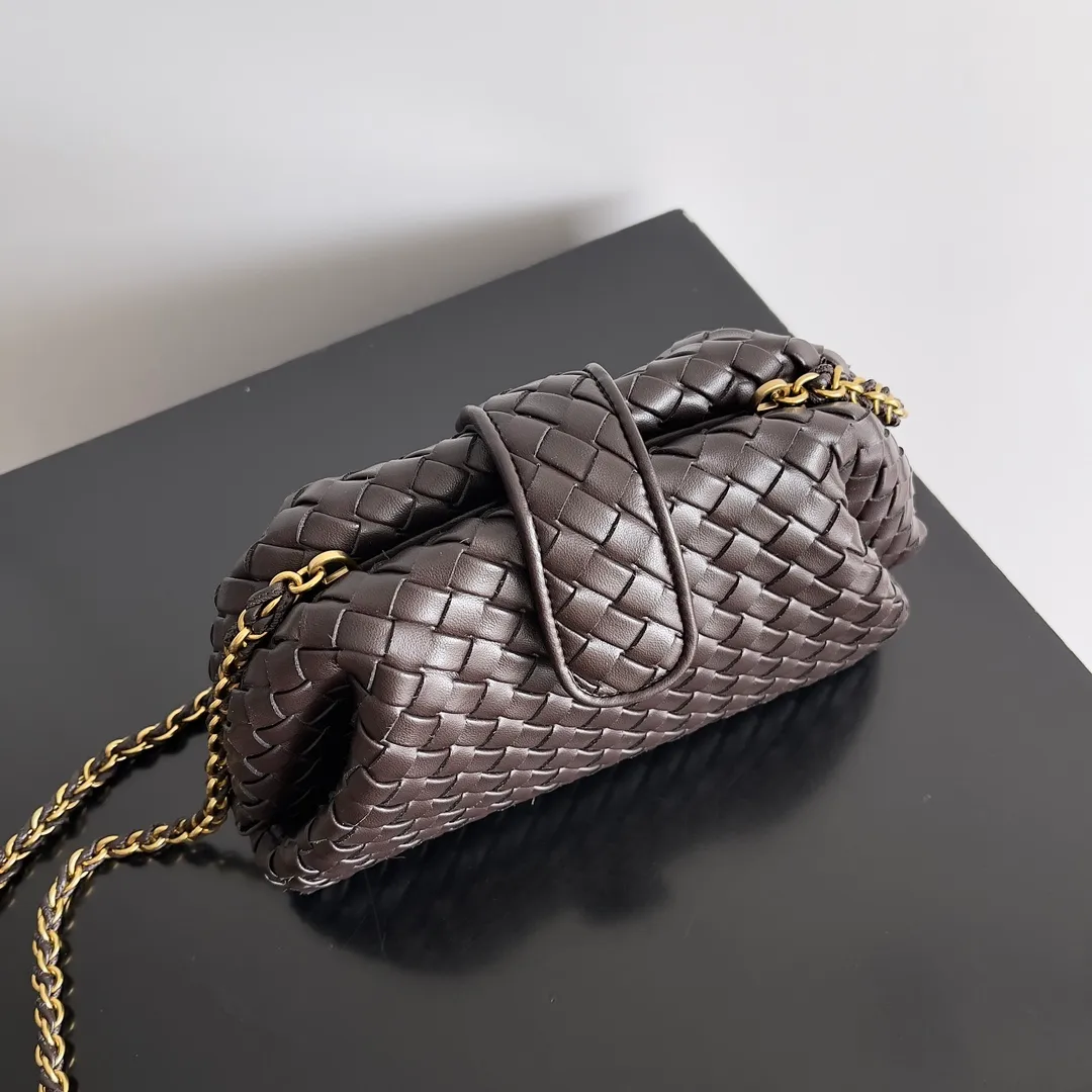 Batch 1880BOTTEGA VENETA BOTTEGA LAUREN 1980 small clutch bag is new! The small size that many people squat on is finally here. The self-adjustable zipper is a highlight of this bag. After being removed, it can be used as a handbag for important occasions. One bag unlocks two carrying methods at the same time. It is practical and has a unique sense of structure and beautiful lines. It is more elegant than a small cloud. It is a tribute to the classics and the pursuit of modernity. Style number: 804038 Size: 27*15*8cm